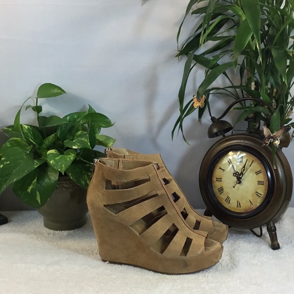 🌲👢🌲BCBGeneration Suede Ankle Wedge Boots🌲👢🌲 - Picture 2 of 7